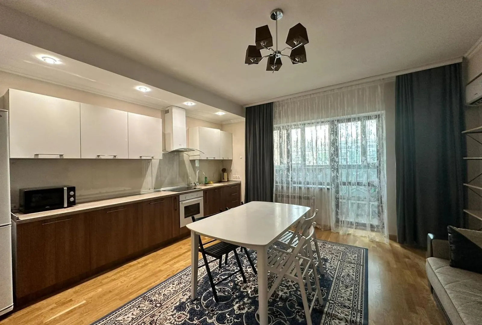 Трёхкомнатная Квартира С Панорамным Видом На Горы Almaty Apartmán
